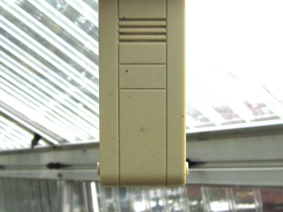 Einer der Klimasensoren von ELV. Erfasst werden Temperatur und Luftfeuchtigkeit. Mittels Funkverbindung gelangen die Daten in das Wohnhaus zu dem Rest der Technik.