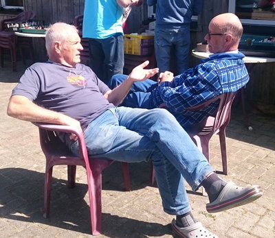 fachliche Diskussion zwischen Peter Lechner und Johan de Vries auf der Terrasse